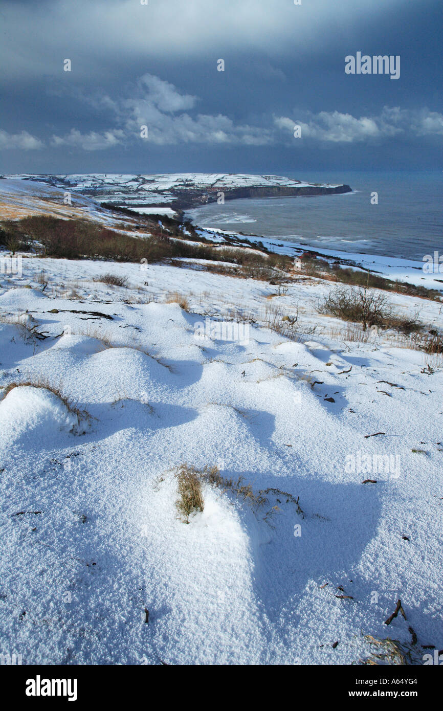 Winter und Schnee Sturm über Robin Hoods Bay aus Ravenscar North Yorkshire Coast England Stockfoto