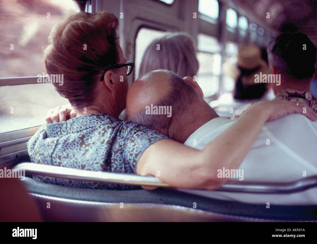 Senioren in Liebe fotografiert in einem Bus in Honolulu, Hawaii Stockfoto