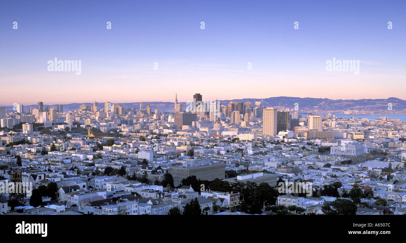 Skyline von San Francisco in der Abenddämmerung. Stockfoto