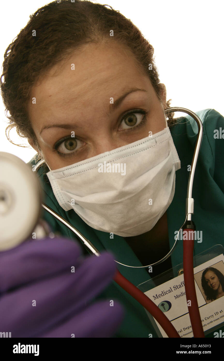 Diese Krankenschwester will deinen Herzschlag hören, wie aus Sicht des Patienten gesehen. Stockfoto