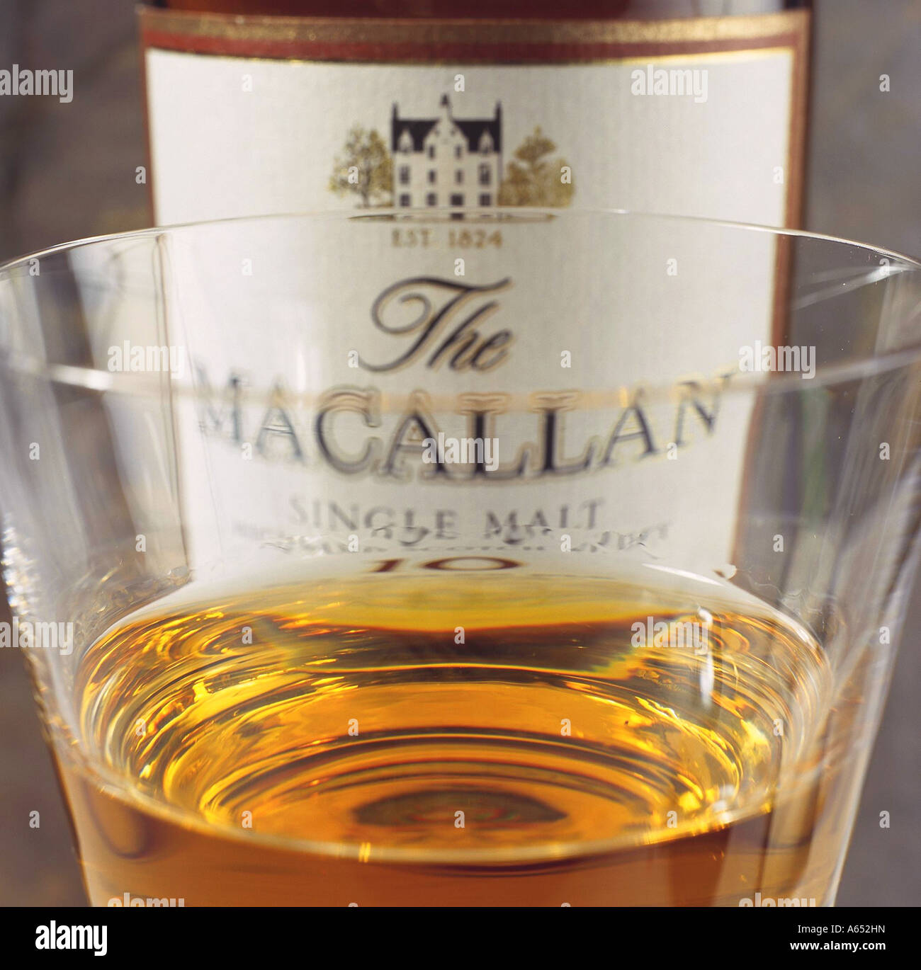 Ein Glas Macallan single Malt Whisky, mit Flasche hinter. Stockfoto