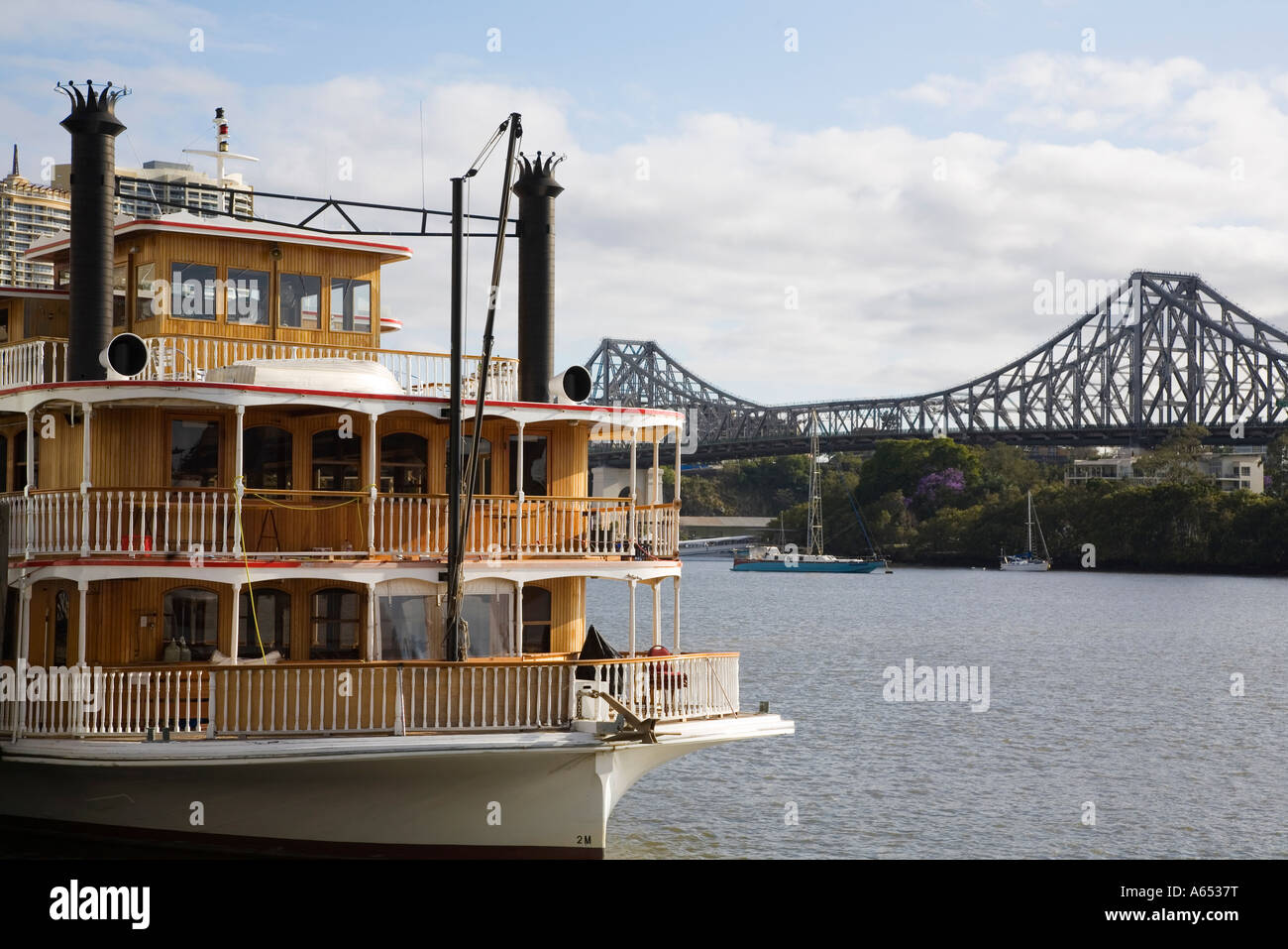 Eine Reihe von alten Paddel-Wheelers auf dem Brisbane River zum Abendessen und das Nachtleben Kreuzfahrten Stockfoto