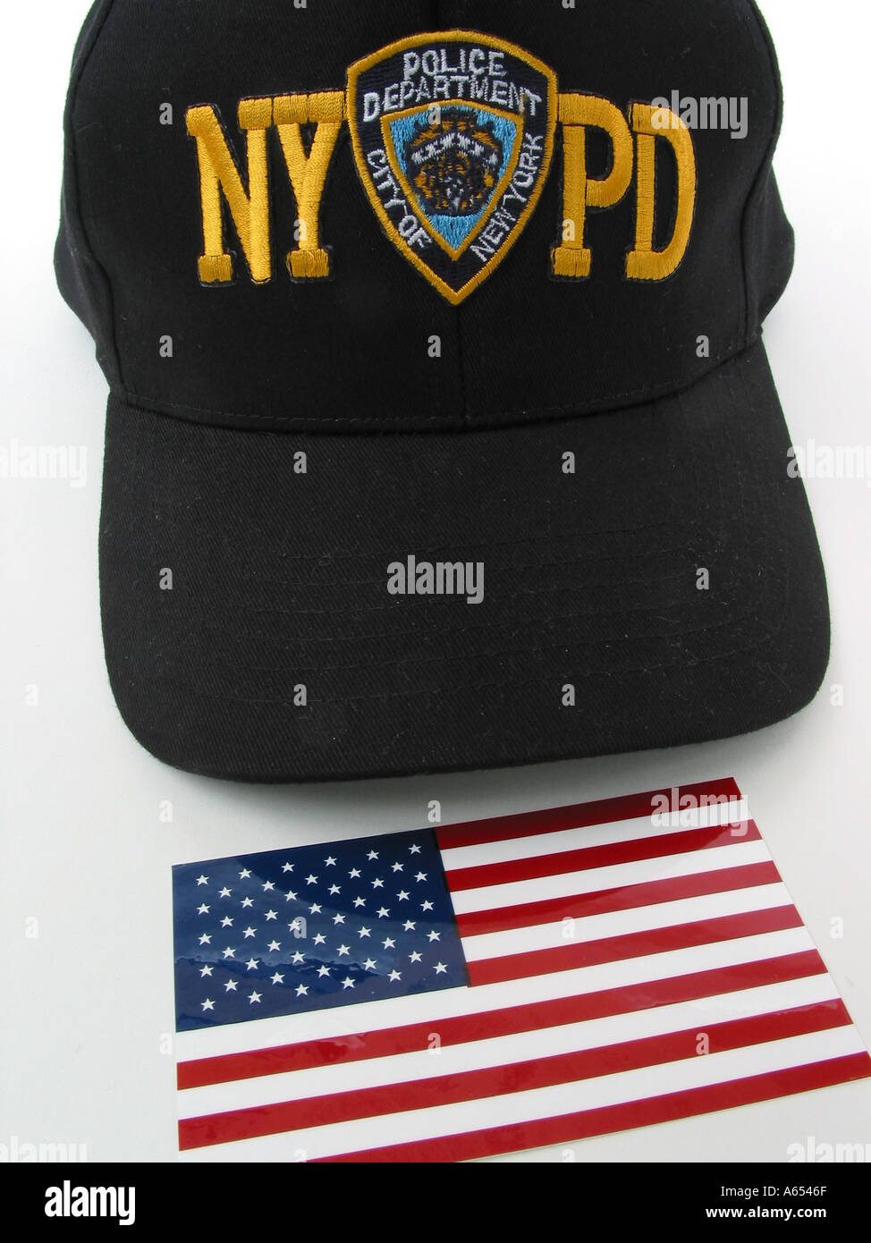 New York City Police Department NYPD Cap und uns Flagge New York City New York State Nordamerika USA Stockfoto