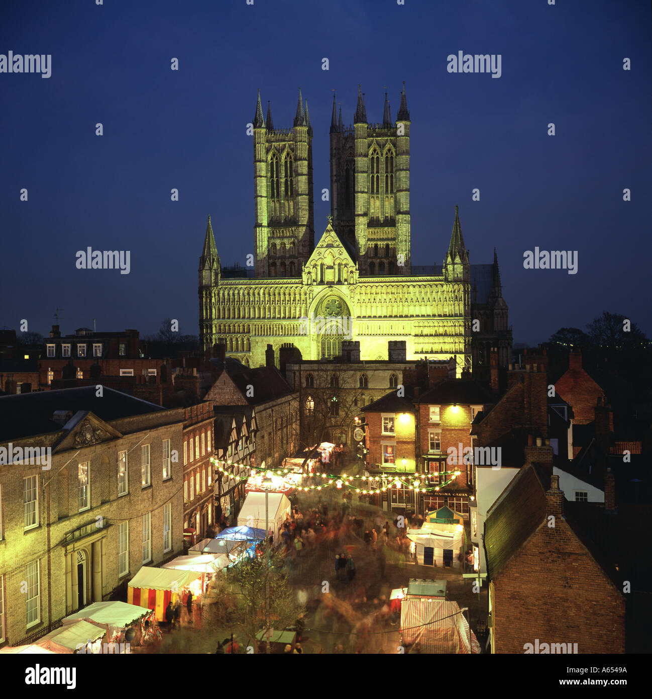 Lincoln Lincolnshire Großbritannien UK Kathedrale traditionelle Weihnachtsmarkt Dämmerung Abenddämmerung nahe Zeit Stockfoto