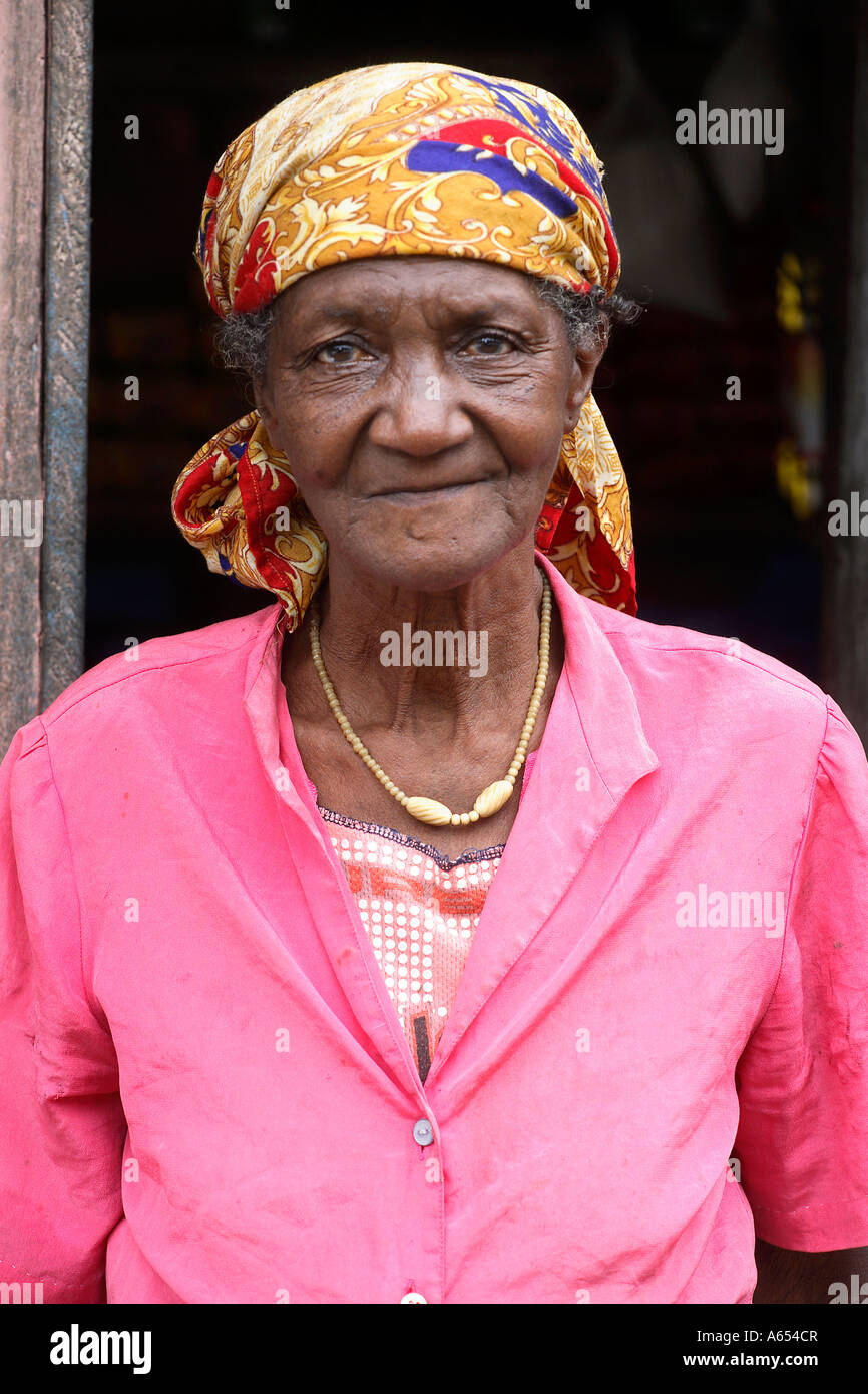 Sao Tomense Frau, die in Sao Tome angekommen, als sie fünfzehn Jahre alt, an eine Kakao-Plantage zu arbeiten war Stockfoto