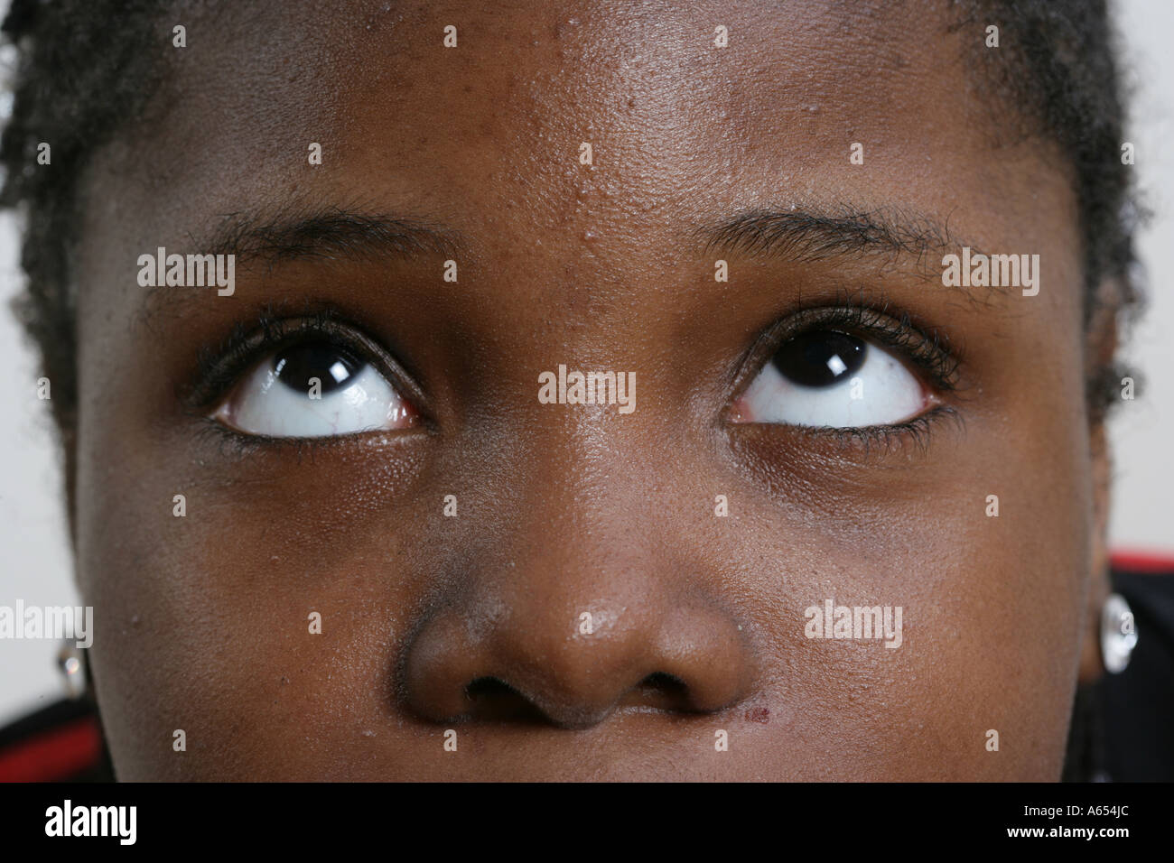Gesicht der jungen Frau. Teil einer Serie von Augenbewegungen, die 9 Positionen der Augenposition Blick. Stockfoto
