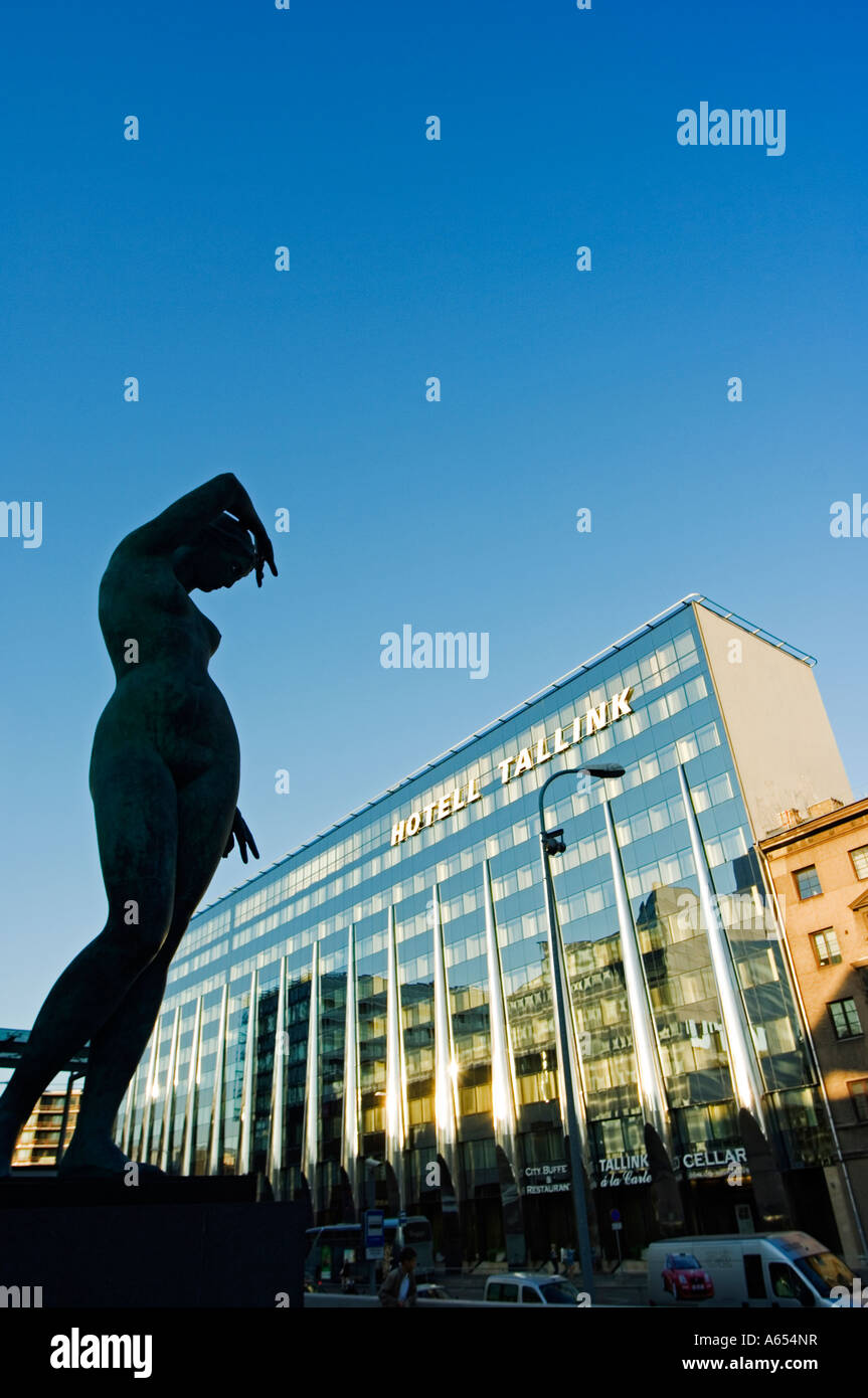 Eine zeitgenössische Kunst Skulptur und Tallink Hotel in der Innenstadt Einkaufsviertel Stockfoto