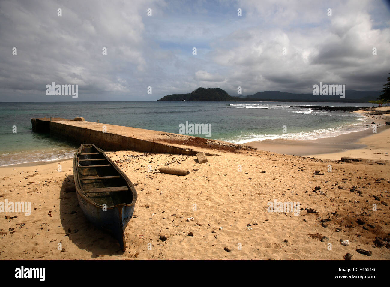 Ein Strand an der Ilheu Das Rolhos Island Resort im Süden von Sao Tome und Principe im Schatten von Kokospalmen Stockfoto