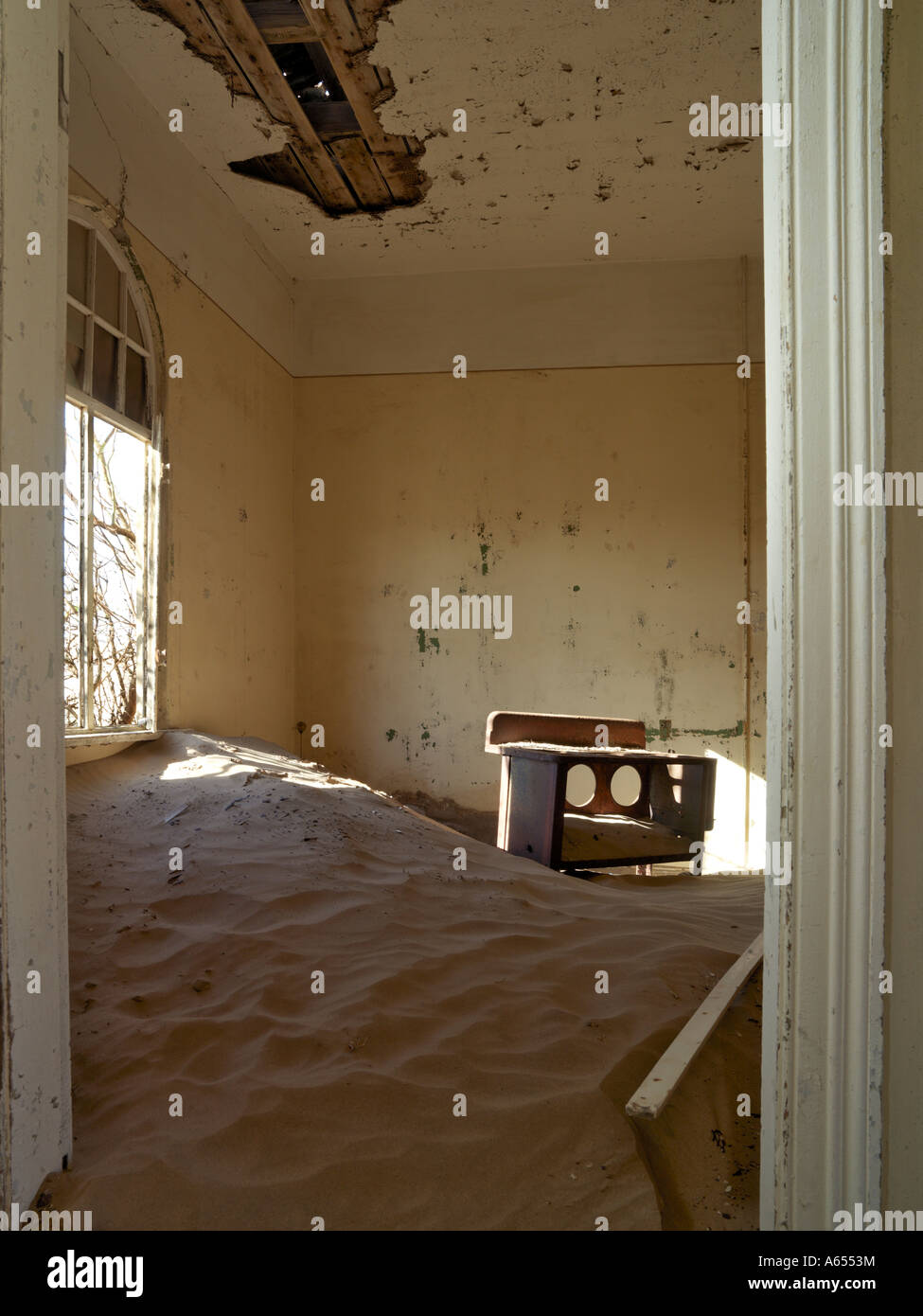 Eine Szene in der verlassenen Diamant Bergbau Stadt von Kolmanskop, die vor mehr als fünfzig Jahren aufgegeben wurde Stockfoto