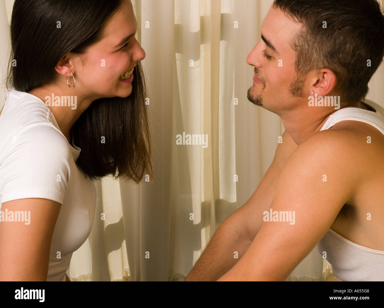 Kaukasische Frau 20 bis 25 sieht in die Augen des Mannes USA Stockfoto