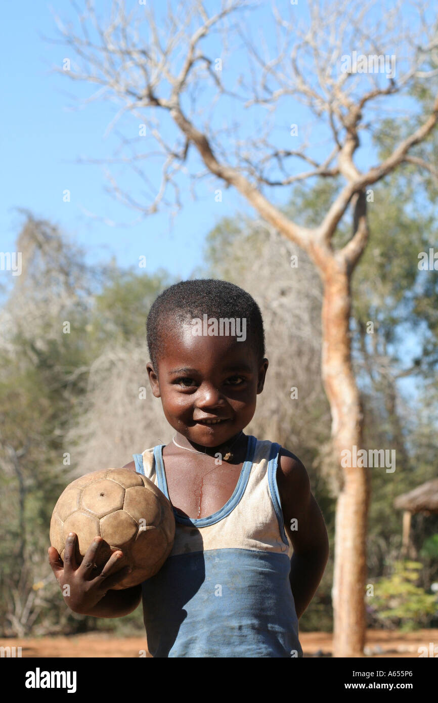 der Sohn von Hausmeister spielt vor einem Affenbrotbaum in Reniala Arboretum, Mangily, Madagaskar Stockfoto