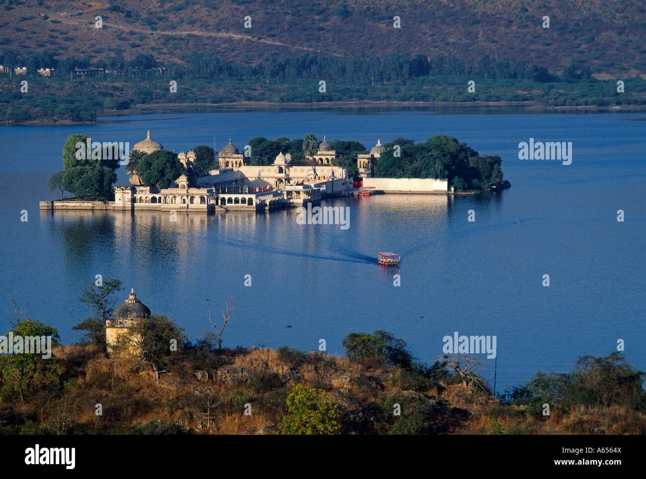Jagmandir Palast auf dem Pichola-See im Zentrum von Udaipur Stockfoto