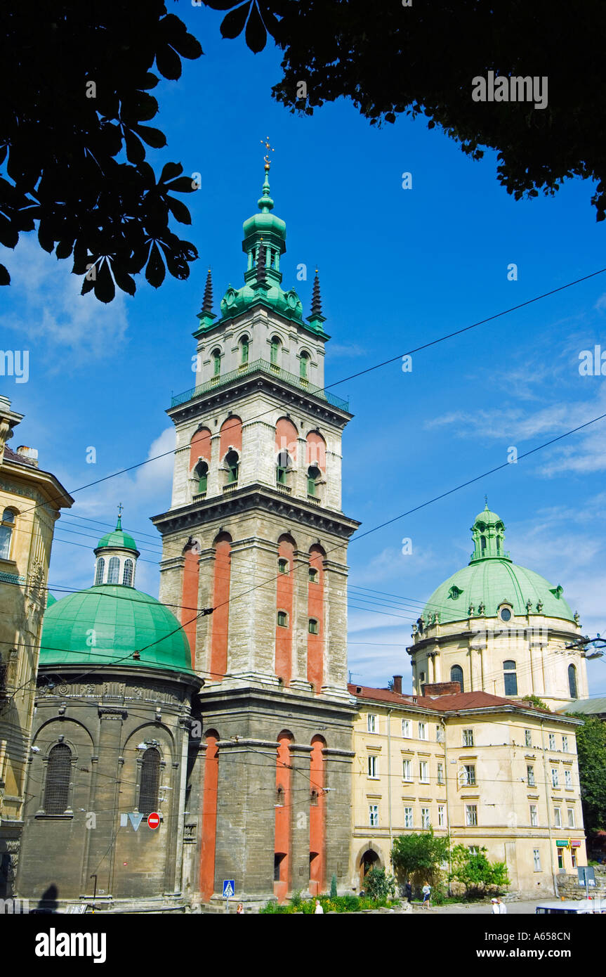 Anzeigen der alten Stadt und der Jungfrau Marys Himmelfahrt Kirche Bell Tower Lviv ist eine Großstadt im Westen der Ukraine Stockfoto