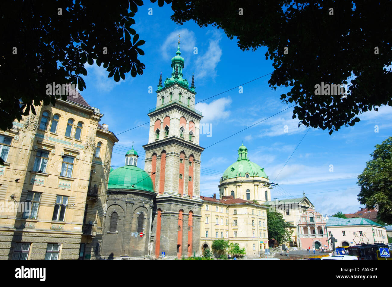 Anzeigen der alten Stadt und der Jungfrau Marys Himmelfahrt Kirche Bell Tower Lviv ist eine Großstadt im Westen der Ukraine Stockfoto