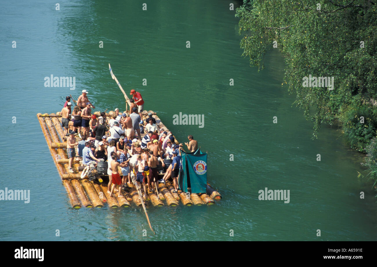 Partei auf einem Floß auf Kanal der Isar bei München Bayern Deutschland ab Wolfratshausen Stockfoto