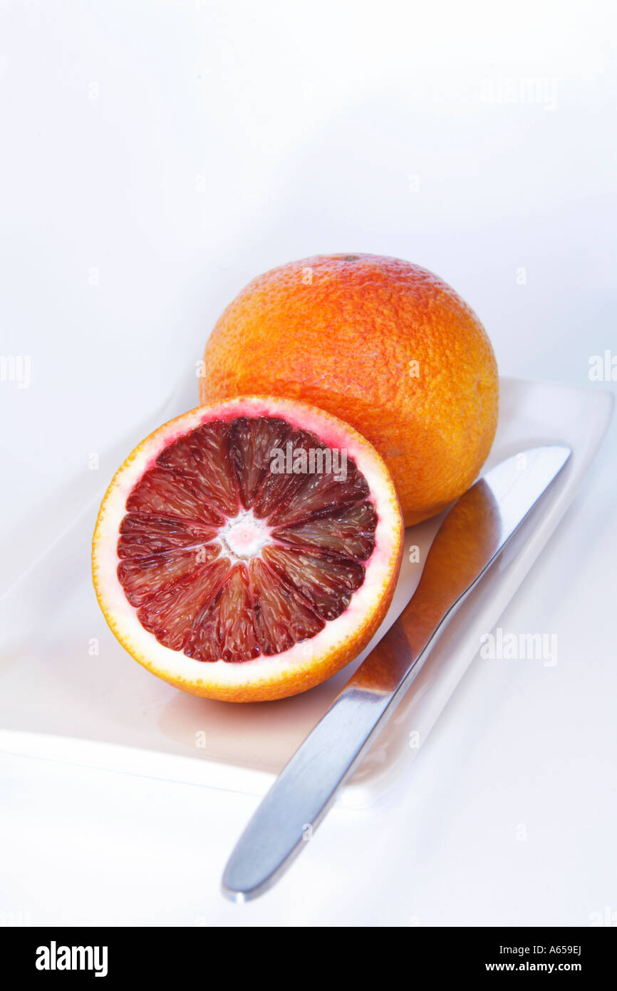 Nahaufnahme von Blut Oranged halbieren auf weißem Hintergrund Stockfoto