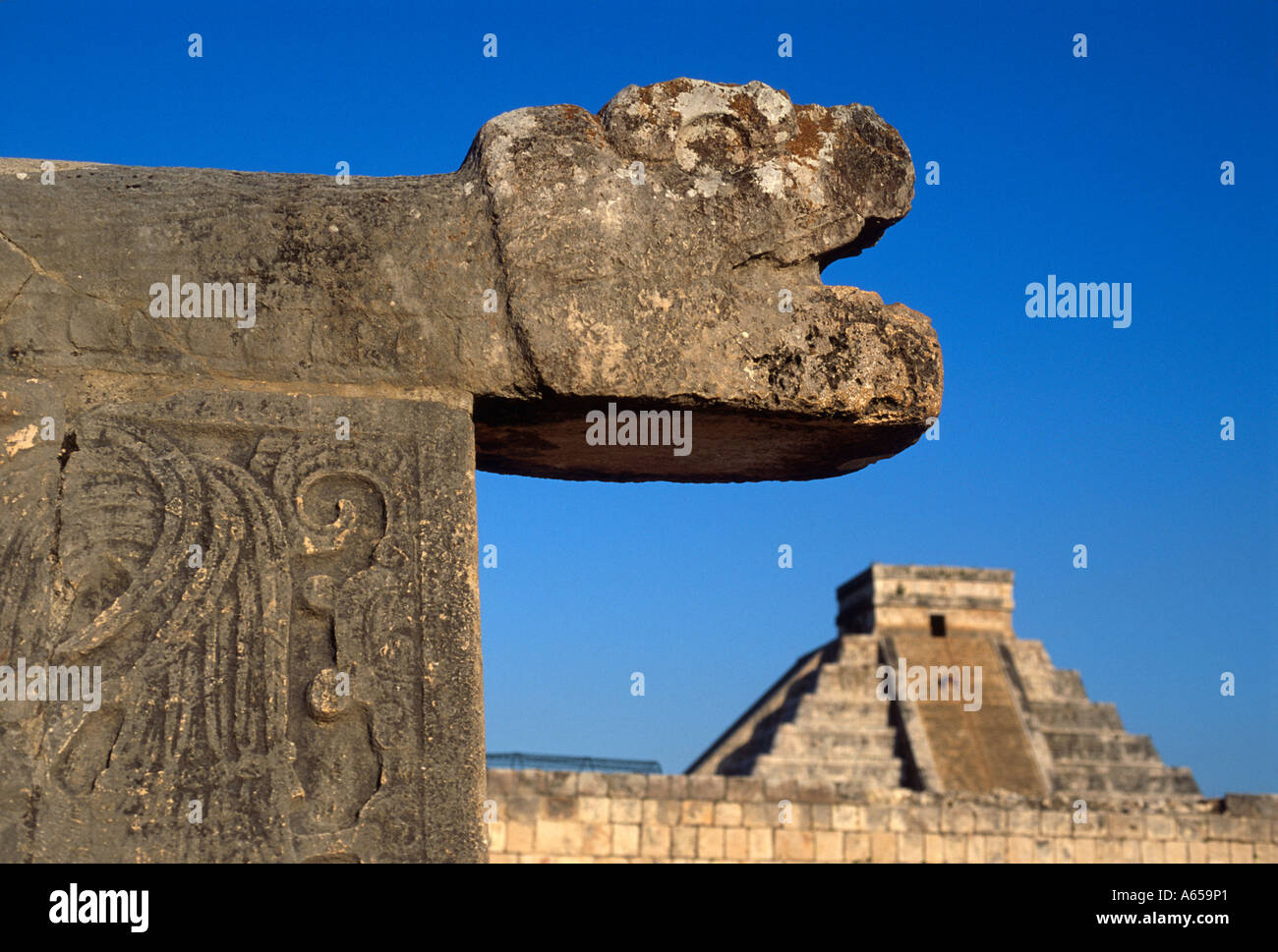 Schlange-Kopf-Skulptur und El Castillo Pyramide Maya-Ruinen, Chichen Itza, Yucatan, Mexiko Stockfoto