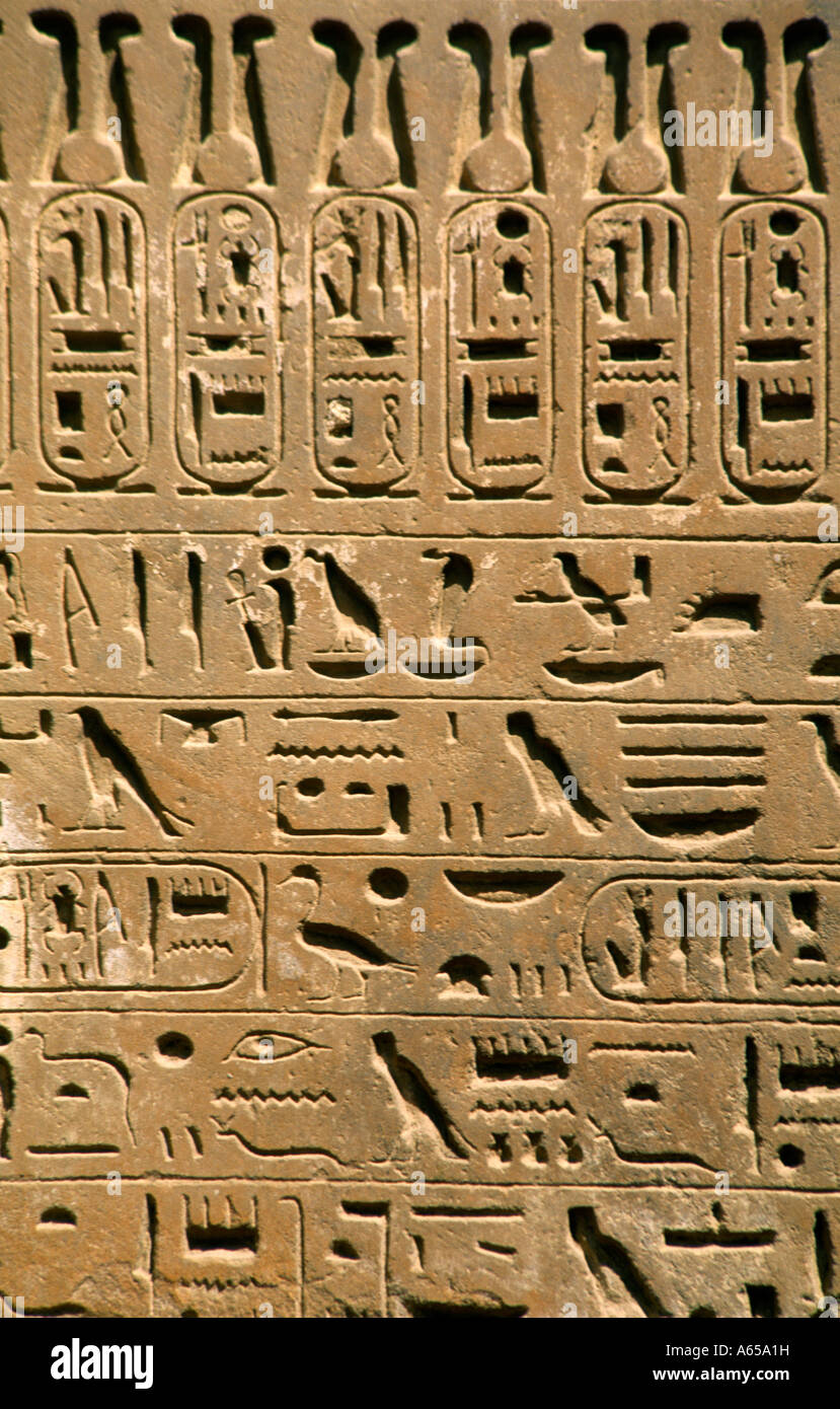 Karnak Ägypten Hieroglyphen auf Stele Stockfoto