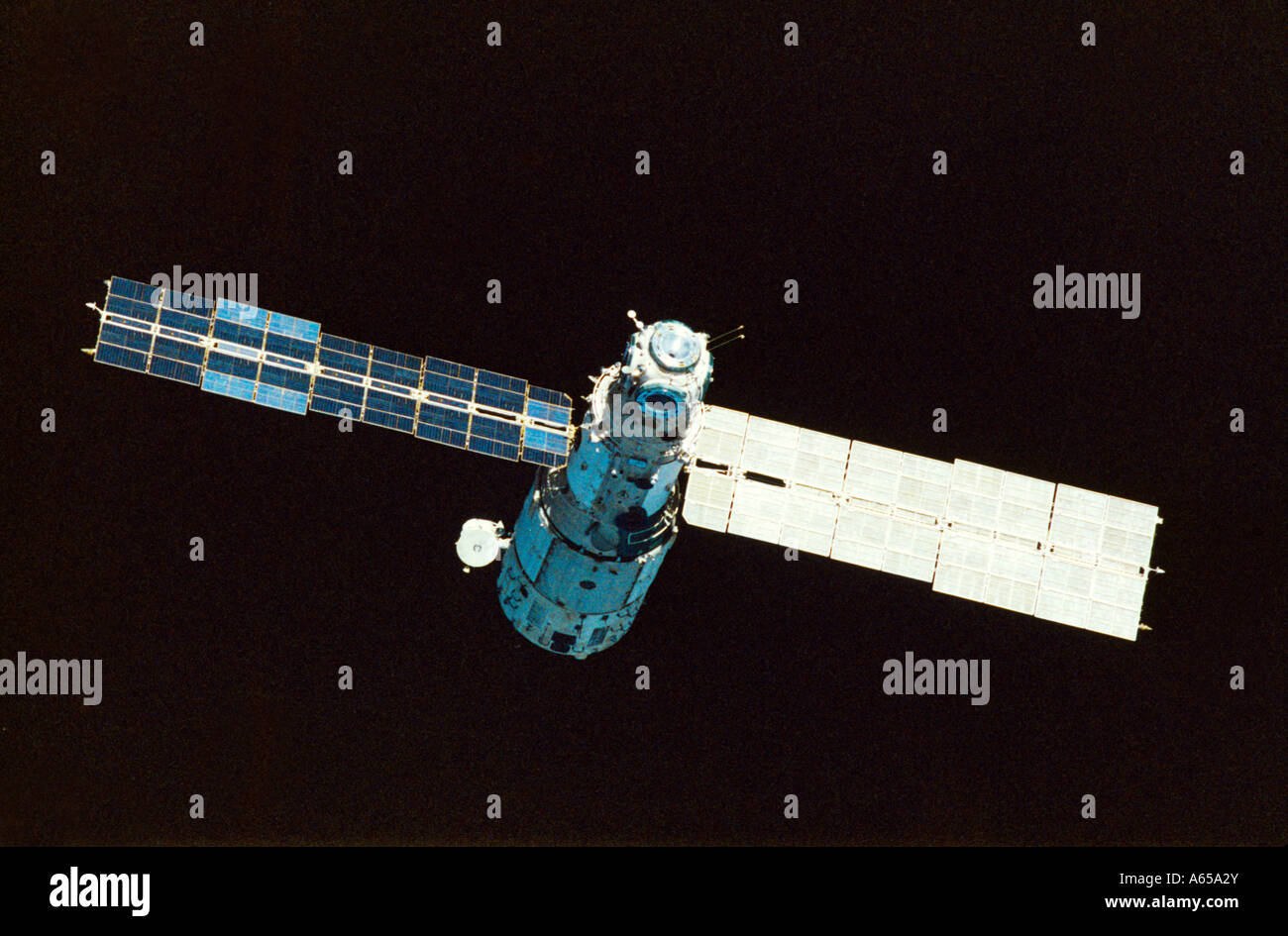 Das Kernmodul (DOS-7) des sowjetisch-russischen mir-Raumstation-Komplexes Low Earth Orbit wurde 1986 in Betrieb genommen und von 1986 bis 2001 verwendet, bevor es dekompiliert wurde Stockfoto