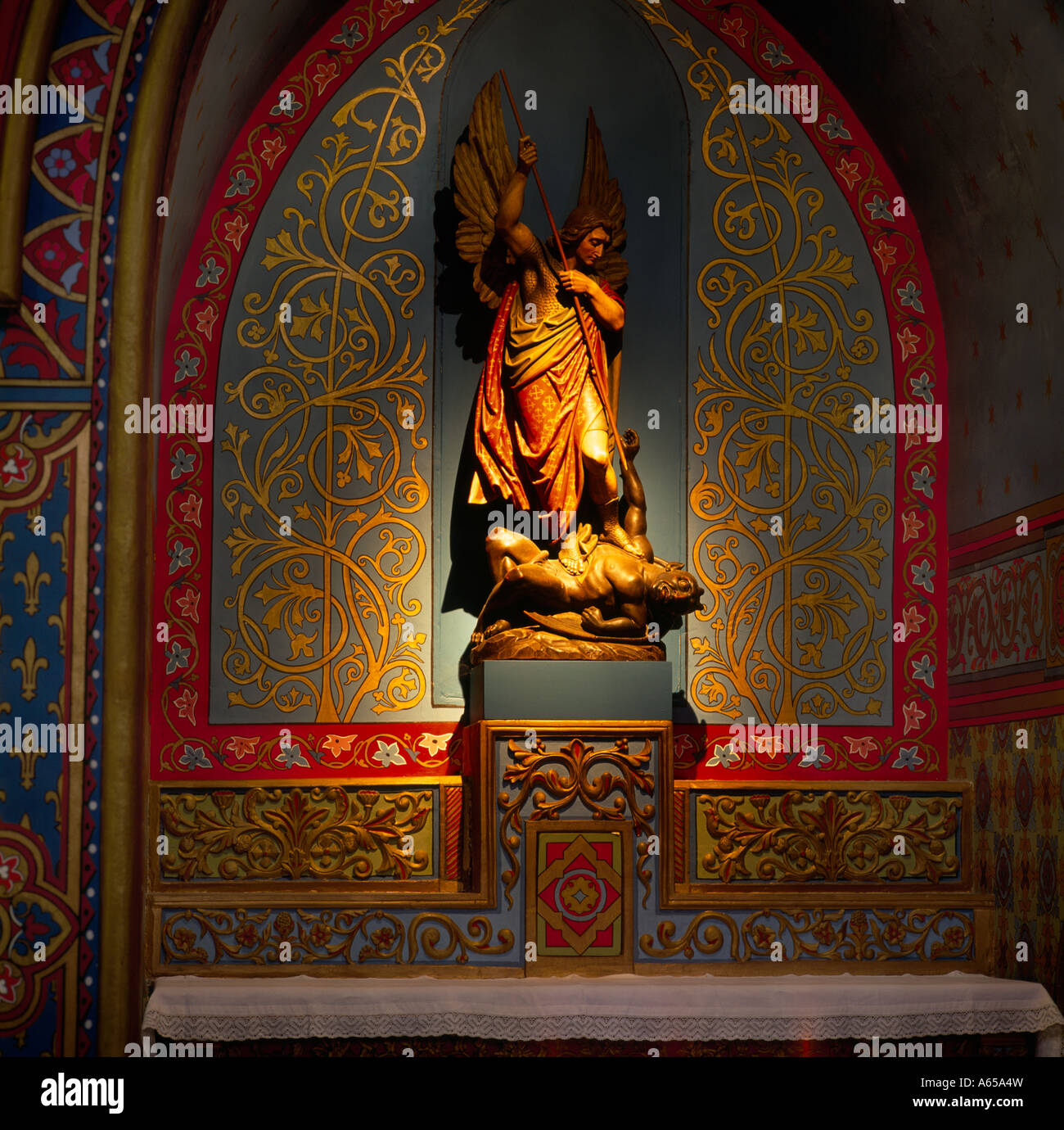 Abbaye St. Michel de Frigolet Provence Frankreich Erzengel Michael Slaying der Teufel - Zisterzienser Mönche lebten hier gelebt Stockfoto