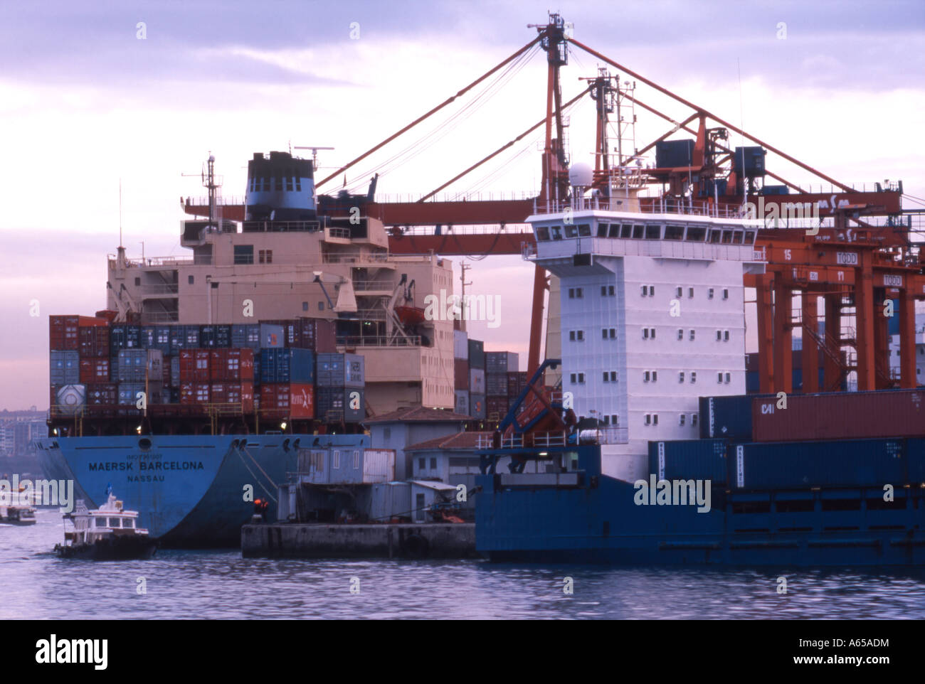 Frachtschiffe be- und Entladen Container bei der Fracht-terminal-Istanbul-Türkei Stockfoto