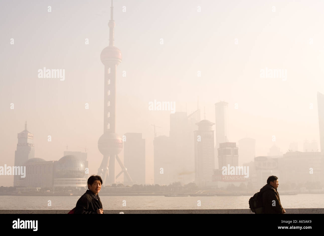 Blick auf Pudong vom Bund mit dem Oriental Pearl Tower, Shanghai, die Volksrepublik China, Asien Stockfoto
