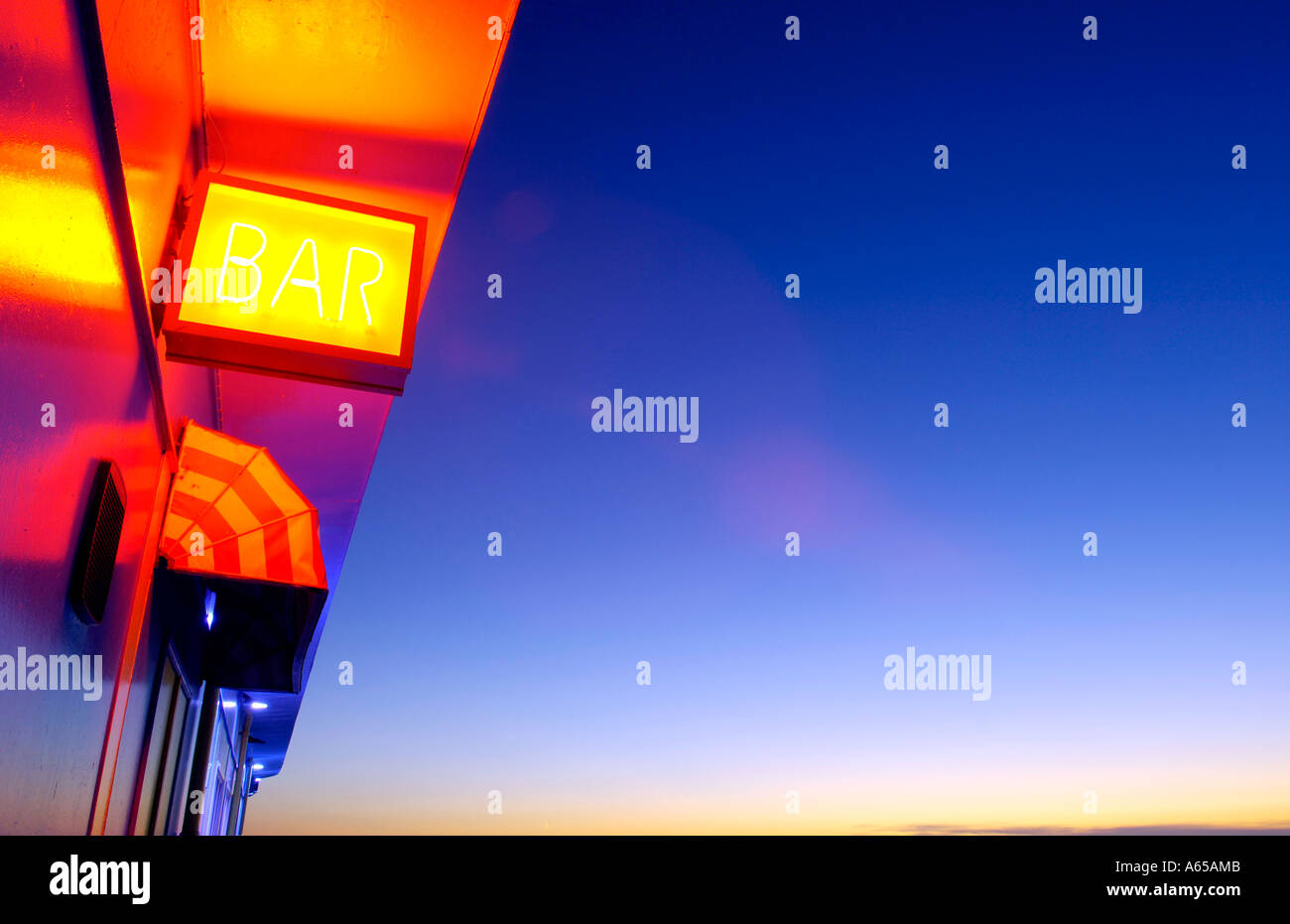 Neon-Bar-Schild gegen den blauen Dämmerungshimmel Stockfoto