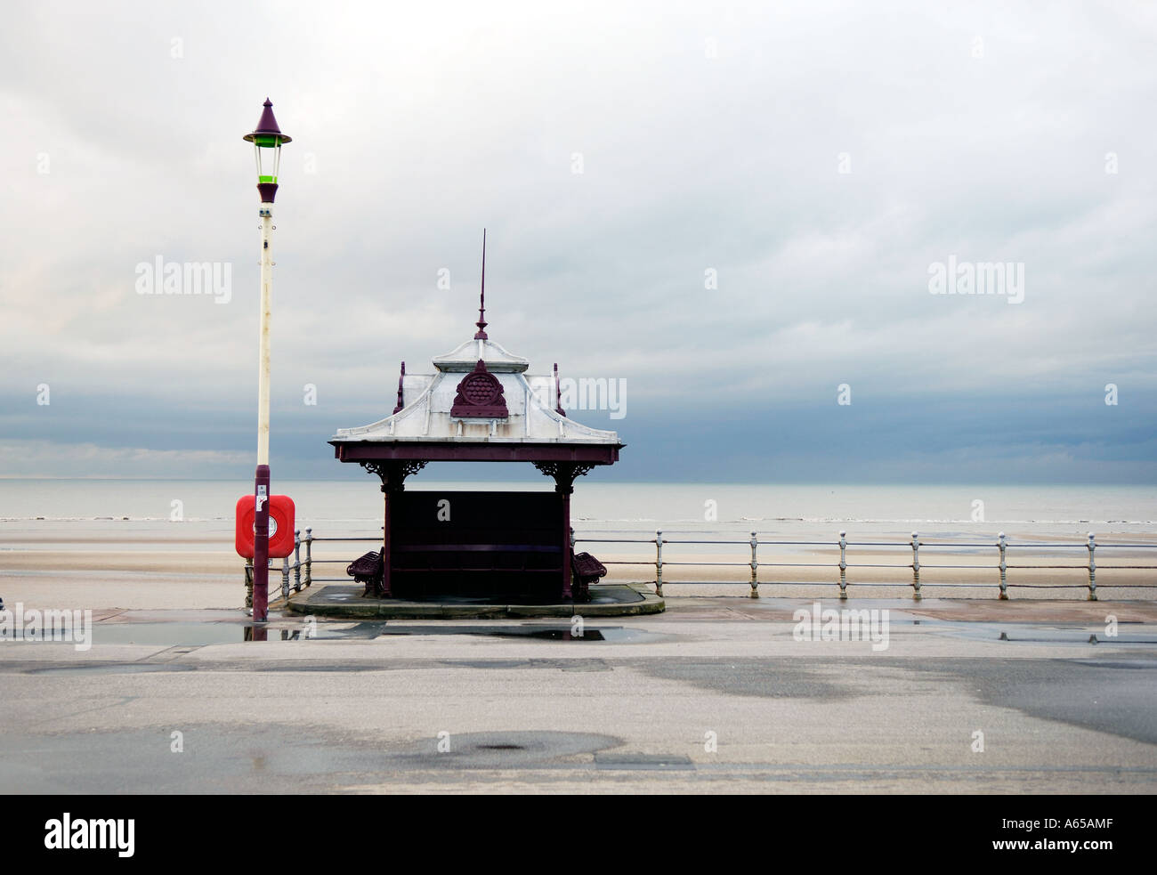 Leerer Strandschutz im Winter an einer düsteren Blackpool Promenade Stockfoto