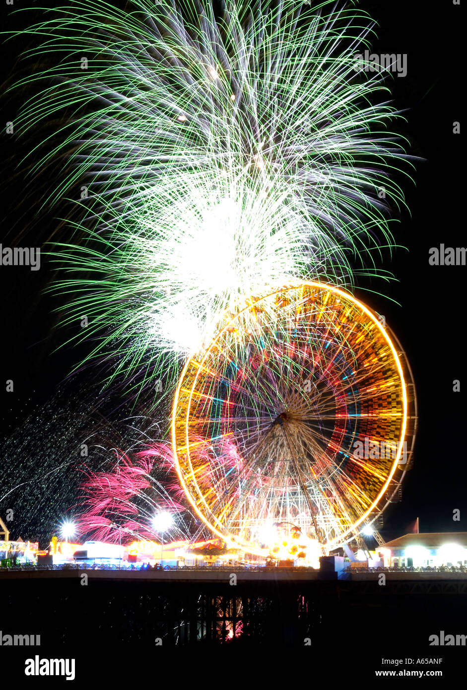 Feuerwerk über dem Riesenrad auf Central Pier, Blackpool, Lancashire, UK explodierende Stockfoto