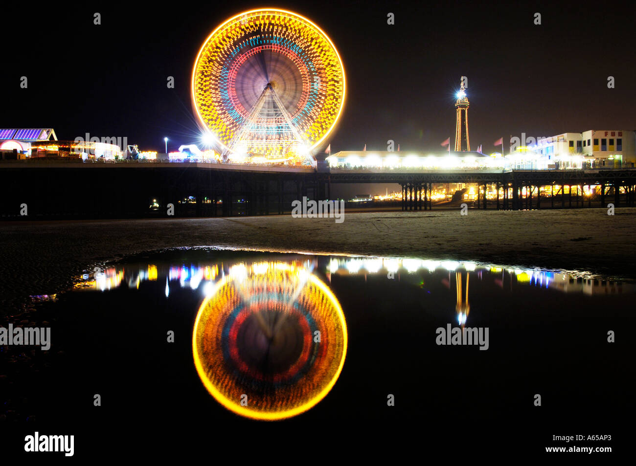 Blackpool Tower und Riesenrad in der Nacht während der Beleuchtung Stockfoto