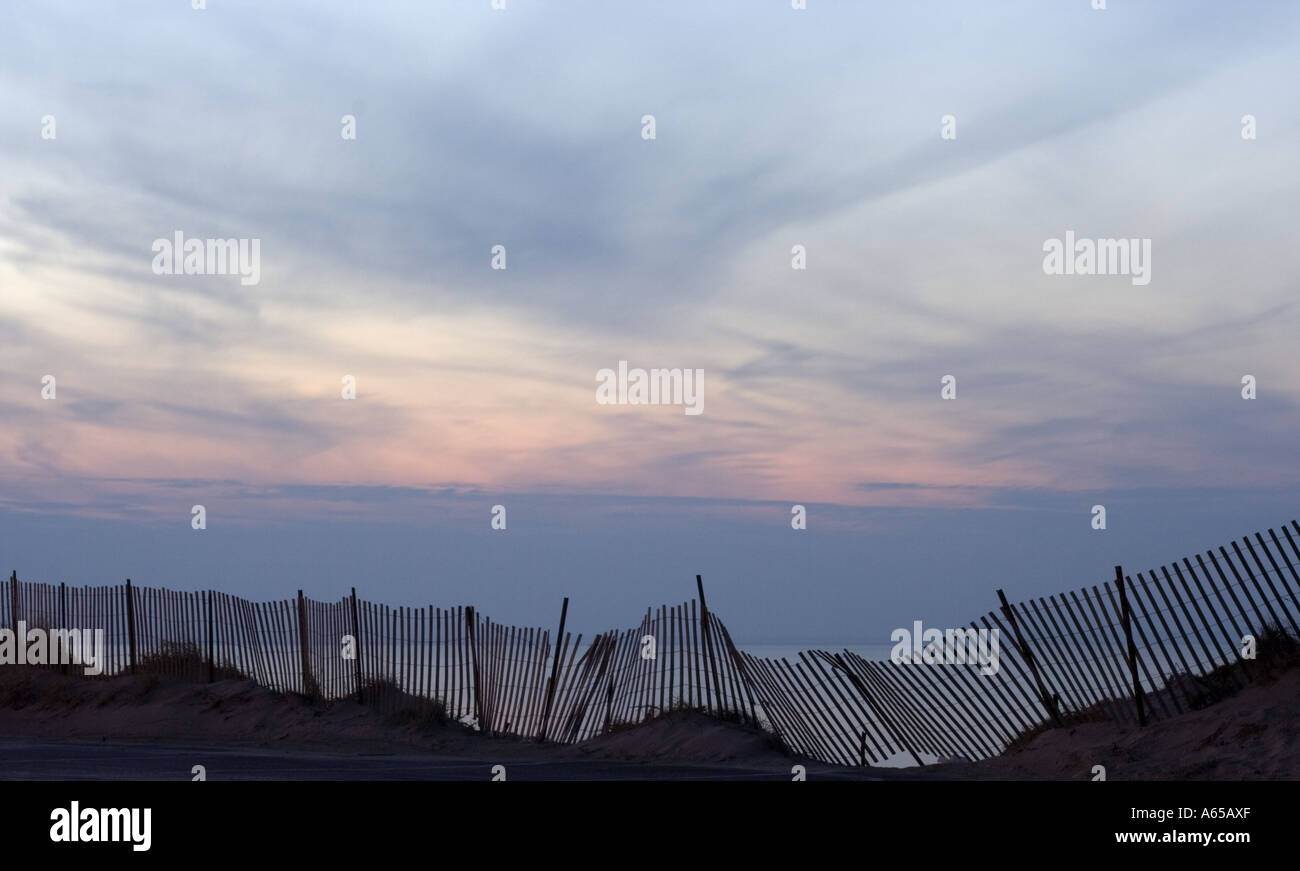 Sonnenuntergang über Strand Zaun in Gosman Dock, Montauk, Long Island Stockfoto