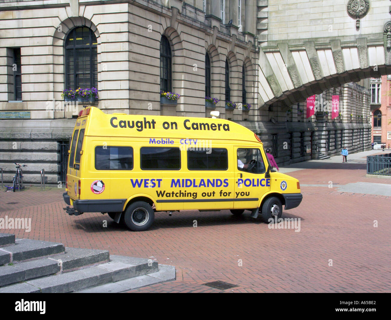 Auffallend gelbes Transportfahrzeug West Midlands Polizeifahrer Fernseh-Fernseh-Fernseh-Fernseh-Van Birmingham Stadtzentrum England Großbritannien Stockfoto