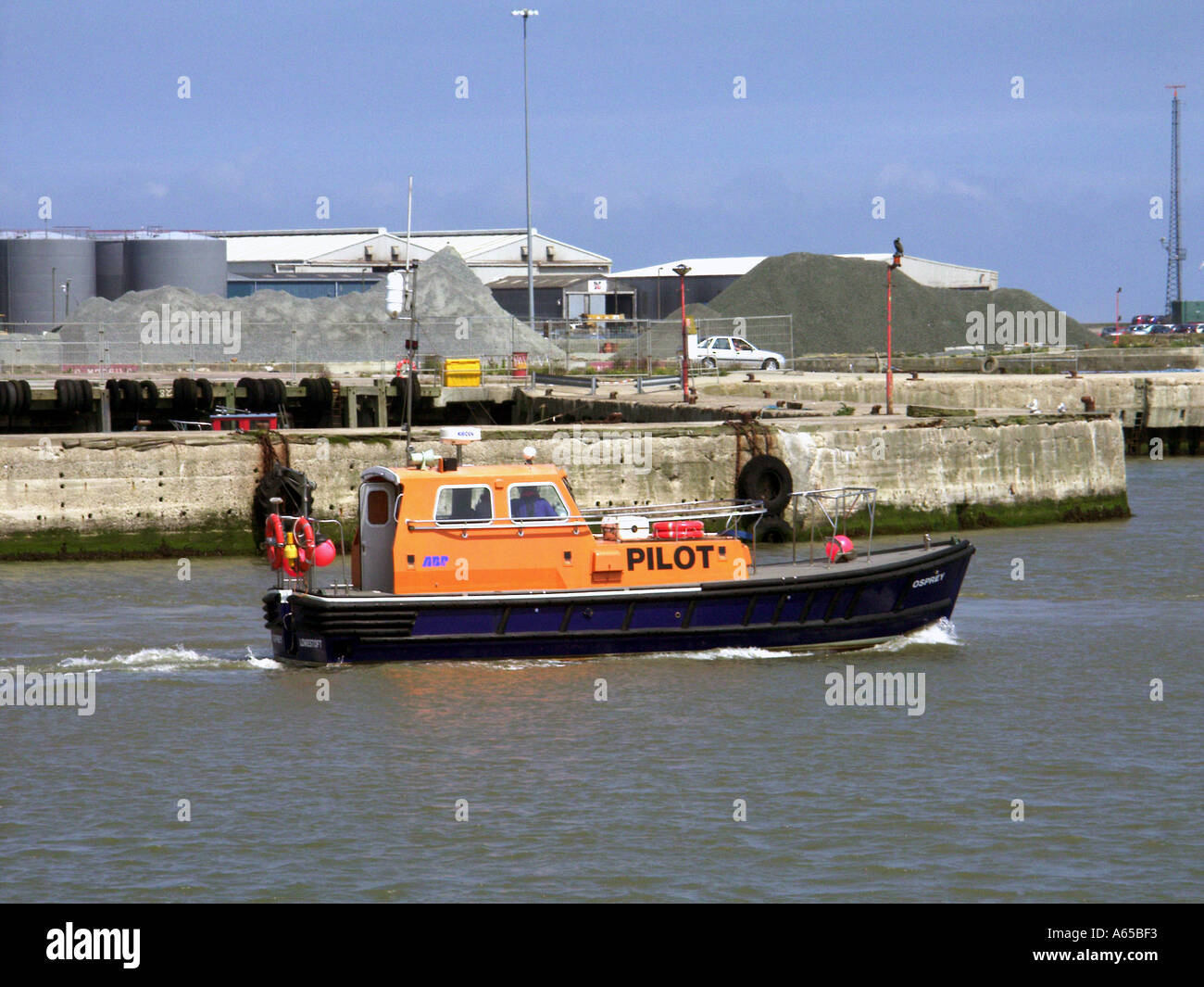 Marine Pilot Crew bei Motorstart bei der Arbeit, die den Hafen mit Industrielandschaft hinter dem Hafen von Lowestoft an der Nordseeküste Suffolk England Großbritannien verlassen Stockfoto