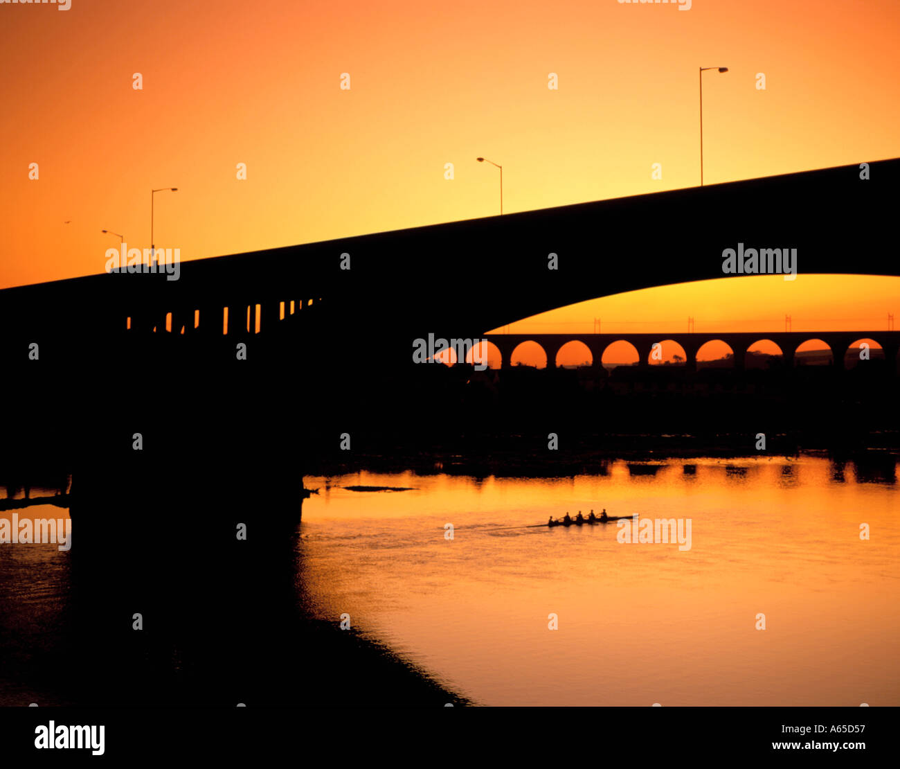 Royal Tweed und Royal Border Brücken über dem Fluss Tweed bei Sonnenuntergang, Berwick-upon-Tweed, Northumberland, England, UK. Stockfoto