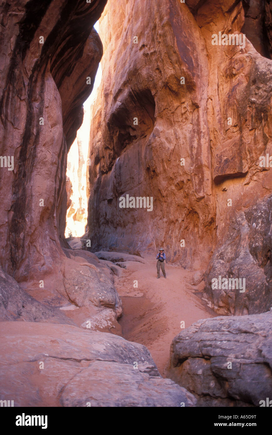 Arches Nationalpark Utah ein Besucher wandern in den feurigen Ofen ein Labyrinth wie schmale Gänge Stockfoto