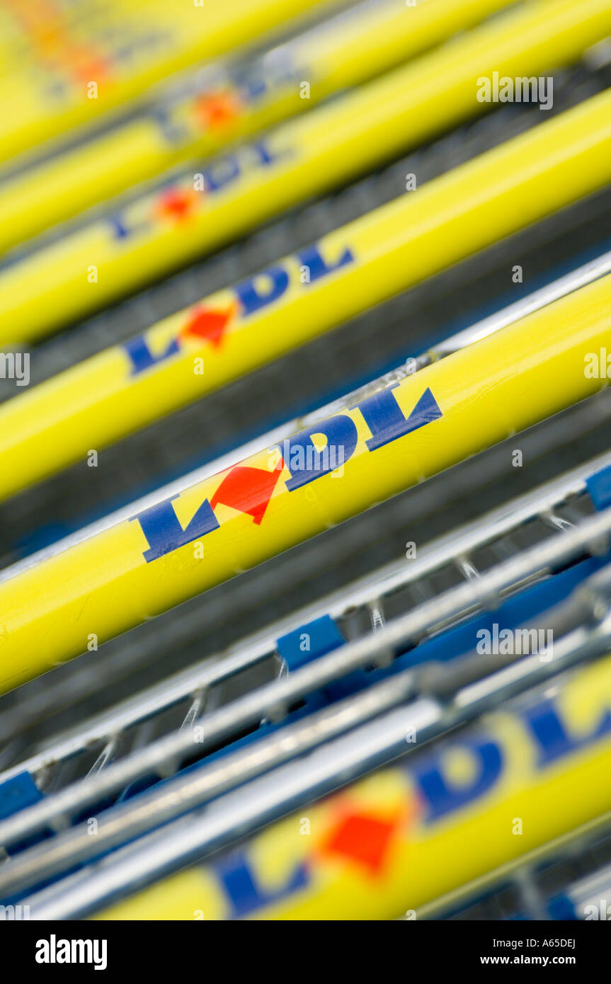 Günstige Discounter Lidl einkaufen trollies Stockfoto