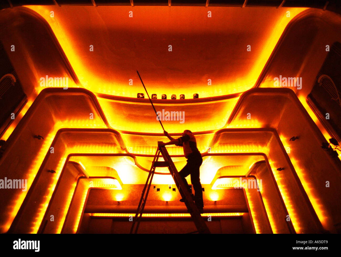 Theater-Manager Jeremy Höhle passt die Beleuchtung in privaten 1938 Art-Deco-Theater von Stanford Hall, Nottinghamshire. Stockfoto