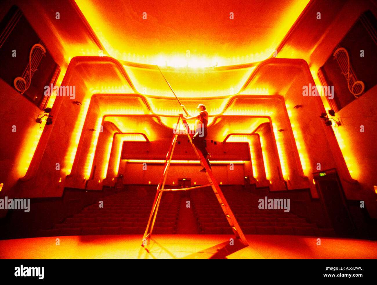 Theater-Manager Jeremy Höhle passt die Beleuchtung in privaten 1938 Art-Deco-Theater von Stanford Hall, Nottinghamshire. Stockfoto