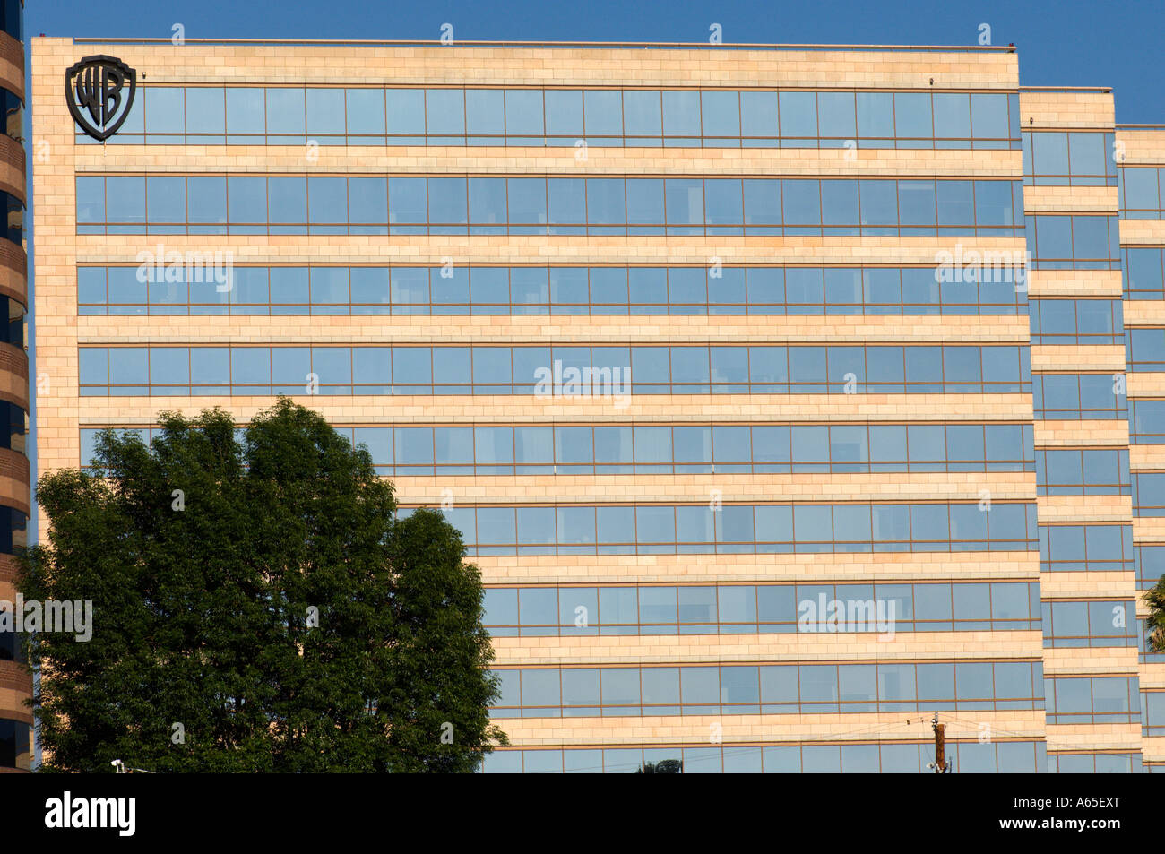 Fassade der Warner Brothers Büros in Burbank. Stockfoto