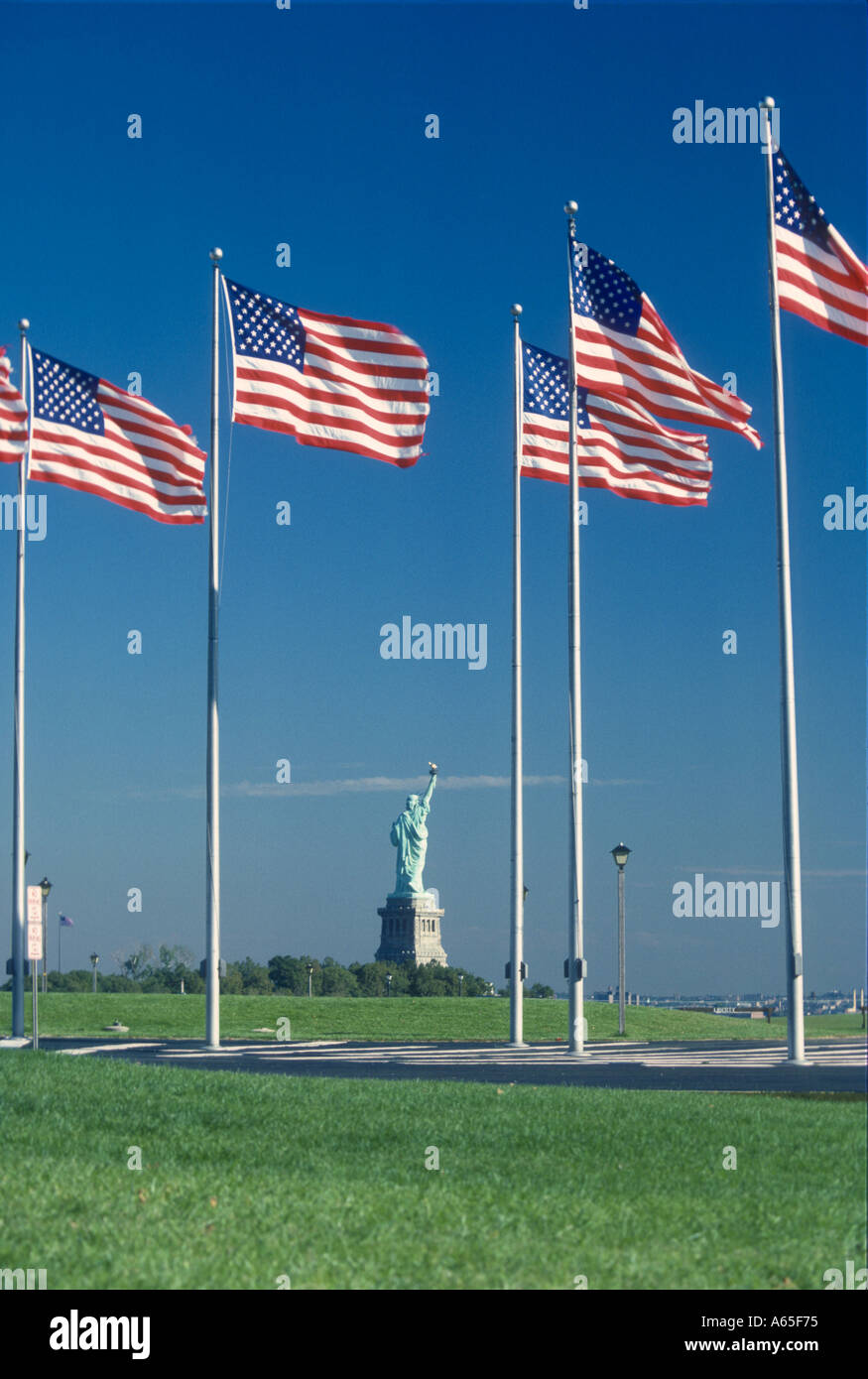 Statue of Liberty und amerikanische Flaggen Stockfoto