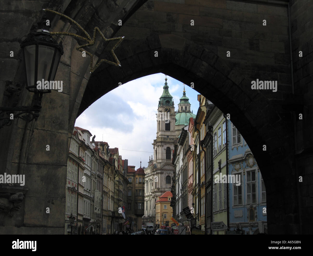 Torbogen am Ende der Karlsbrücke, Prag Stockfoto