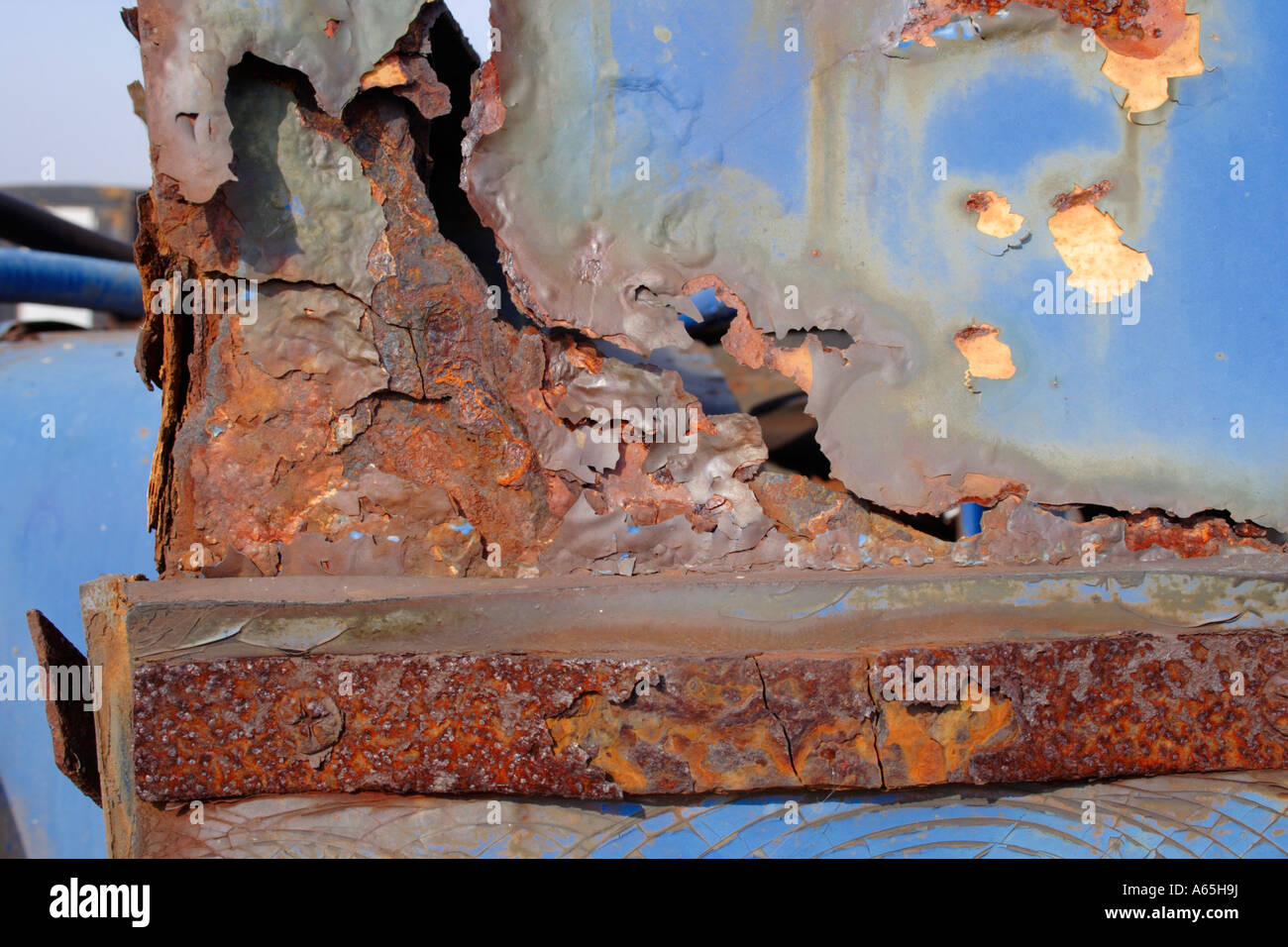 stark verrostete Metall und blaue Farbe Stockfotografie - Alamy