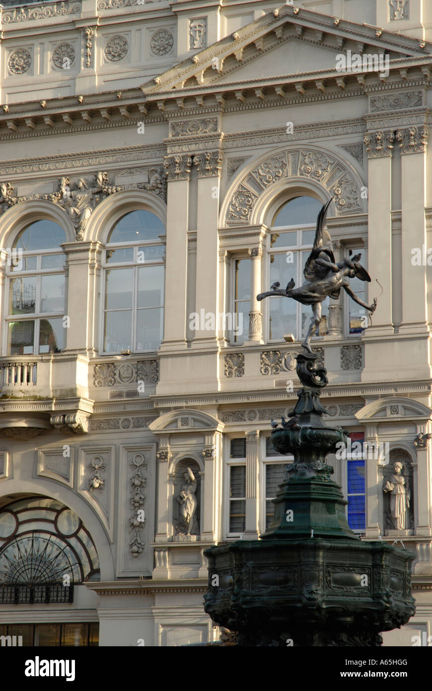 Statue des Eros gesehen gegen die Architektur der reich verzierte weiße viktorianischen Gebäude in Piccadilly Circus-London England Stockfoto