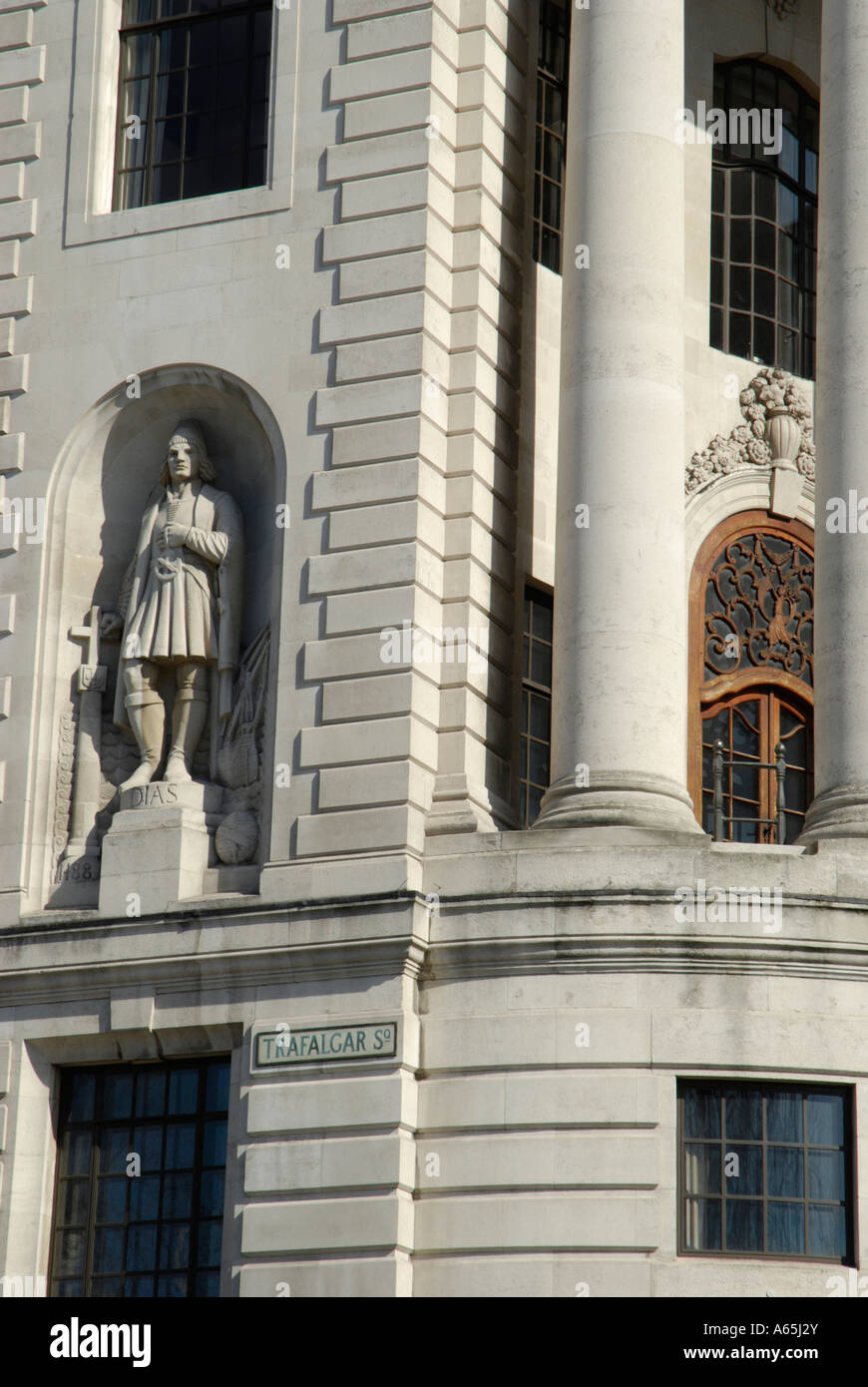 Architektur und Straßenschild in Trafalgar Square in London England Stockfoto