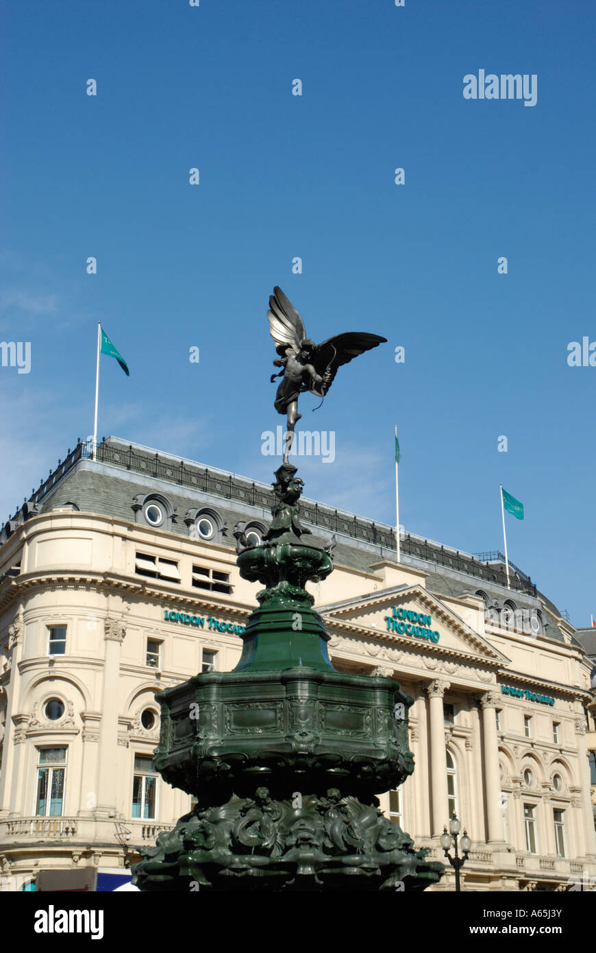 Statue des Eros gegen London Trocadero Piccadilly Circus London England Stockfoto
