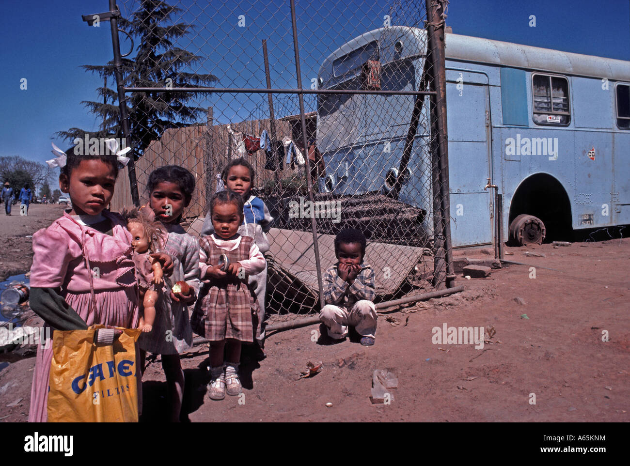 Kinder Leben in einem Bus Alexandra Township Johannesburg in Südafrika Stockfoto