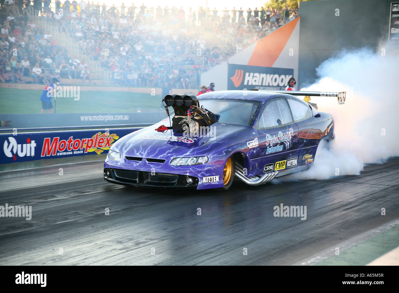 Australischen Holden Monaro "Top Doorslammer" ziehen Auto durchführen Burnout vor dem Rennen auf die [Viertelmeile] Stockfoto