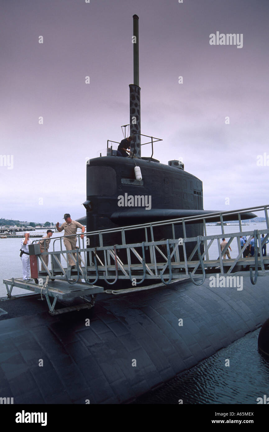 Offizier auf Gangplank Gehweg und Marine verpflichtete Mann Gruß Sumbarine Naval Base Point Loma San Diego Cailfornia Stockfoto