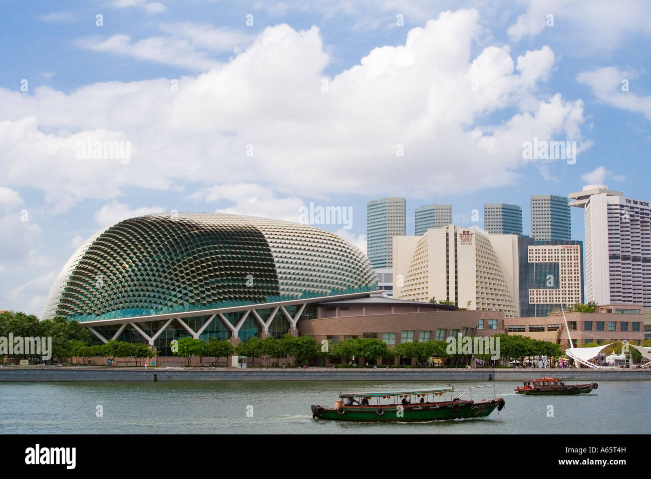 Touristenboot und Esplanade Singapur Stockfoto
