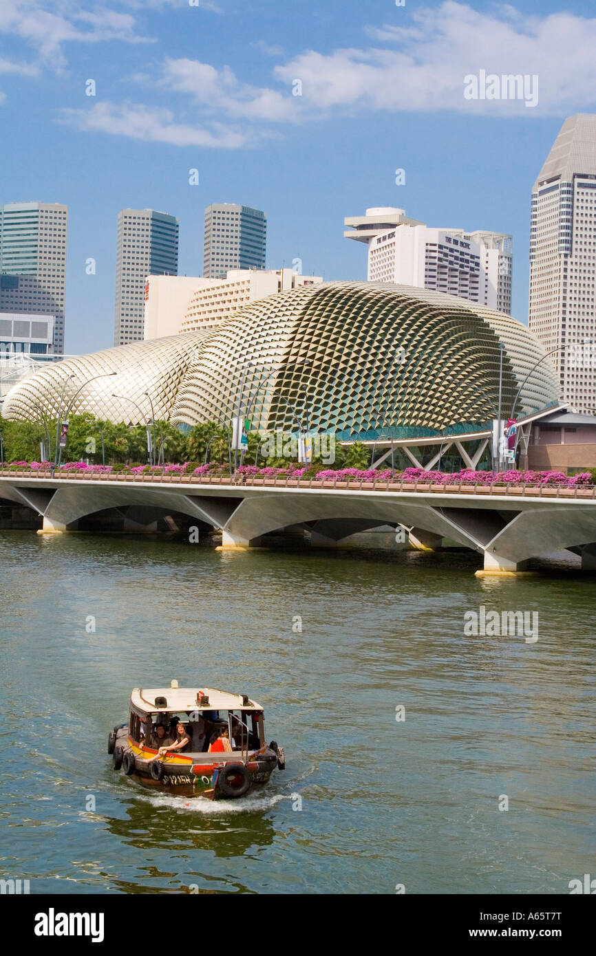 Ausflugsboote und Esplanade Singapur Stockfoto
